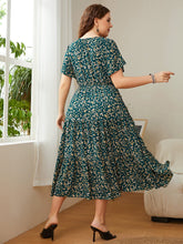 Robe mi-longue fleurie grande taille à col rond et manches courtes
